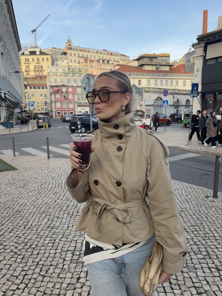 Mara cropped trench coat in beige | SOKYND